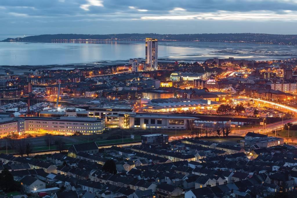 Beach On The Doorstep Meridian Tower Marina Swansea Apartment Exterior photo