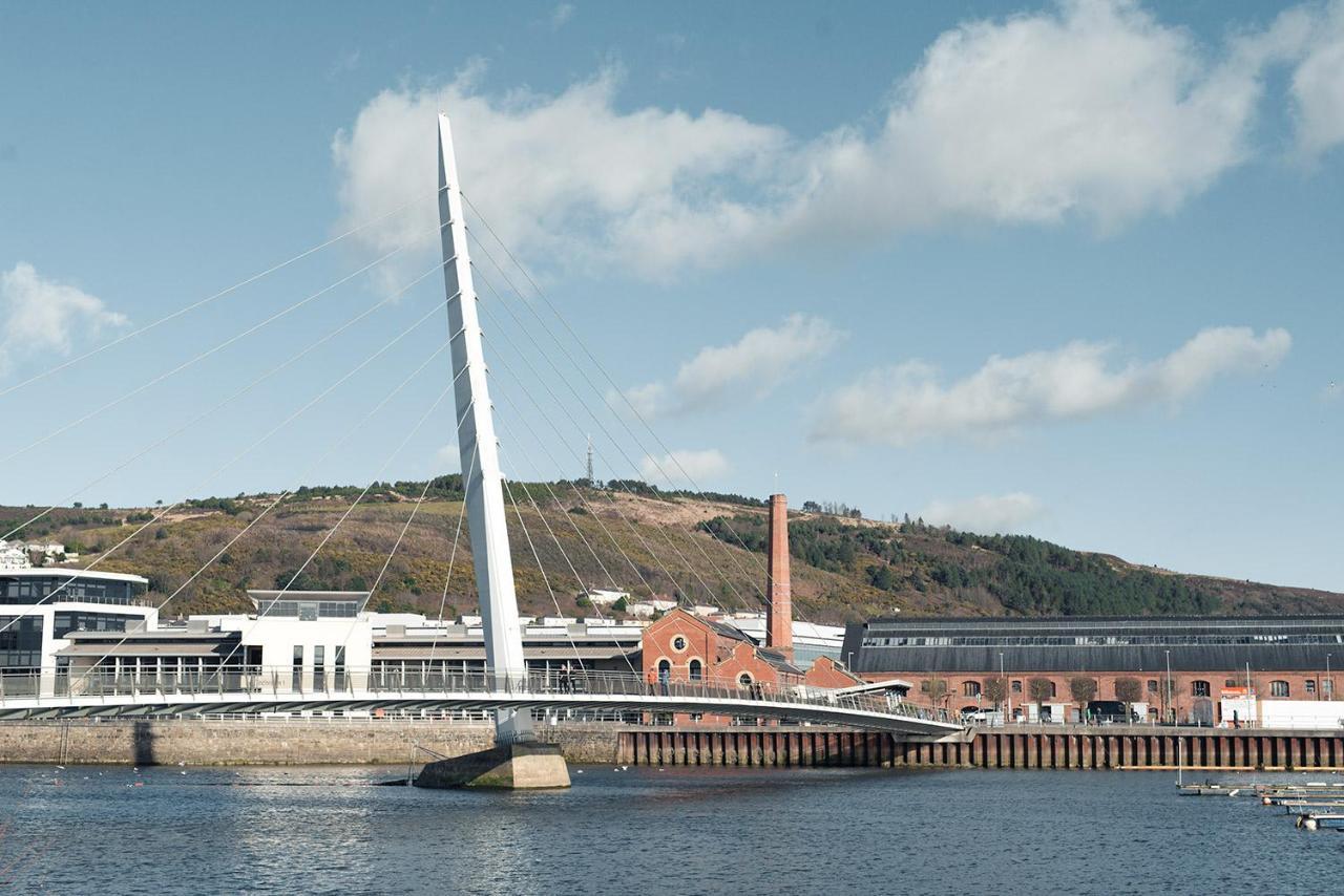 Beach On The Doorstep Meridian Tower Marina Swansea Apartment Exterior photo